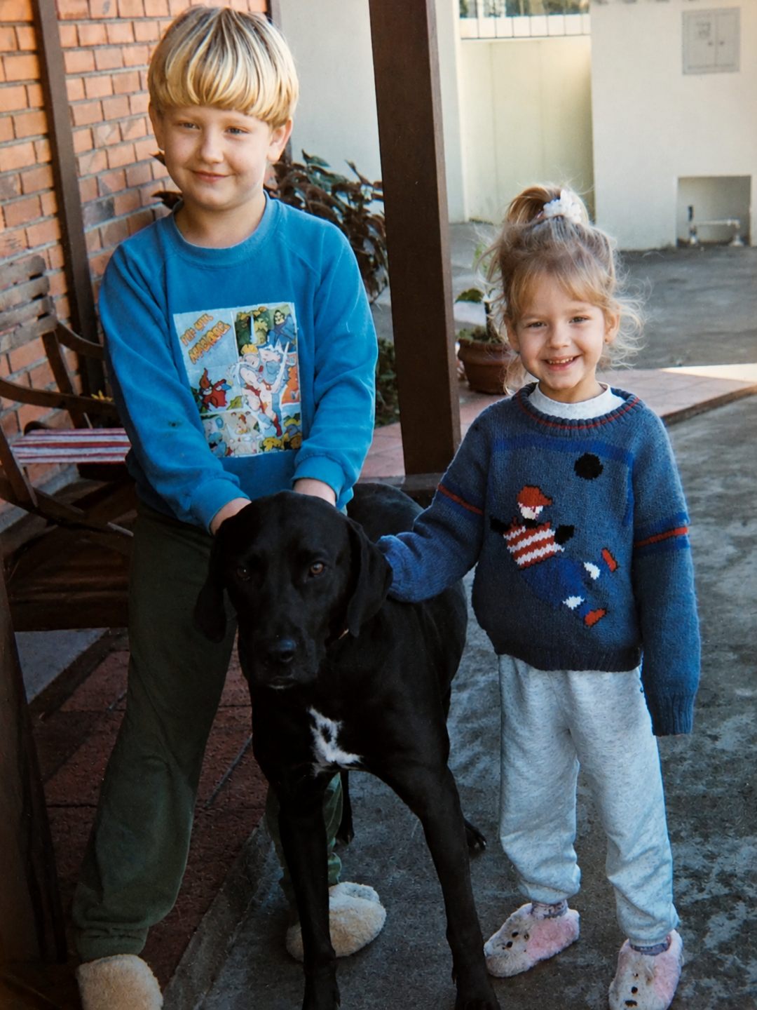 Bruna pequena com o irmão e o cachorro da família