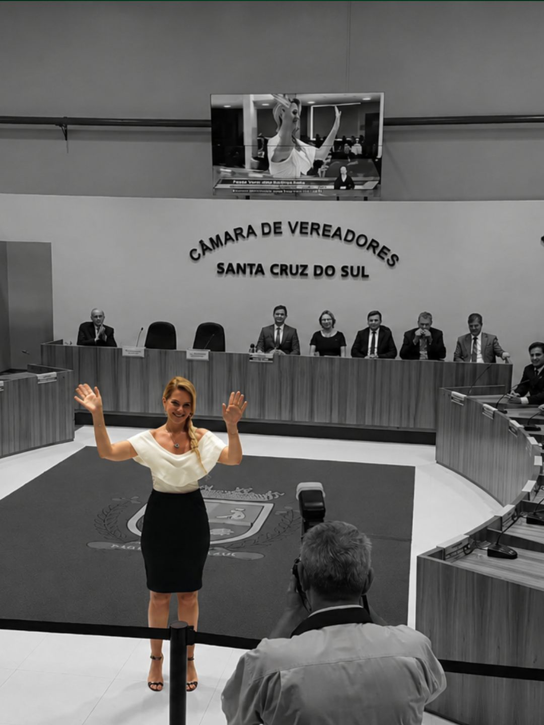 Bruna acenando na tribuna da Câmara de Vereadores de Santa Cruz do Sul