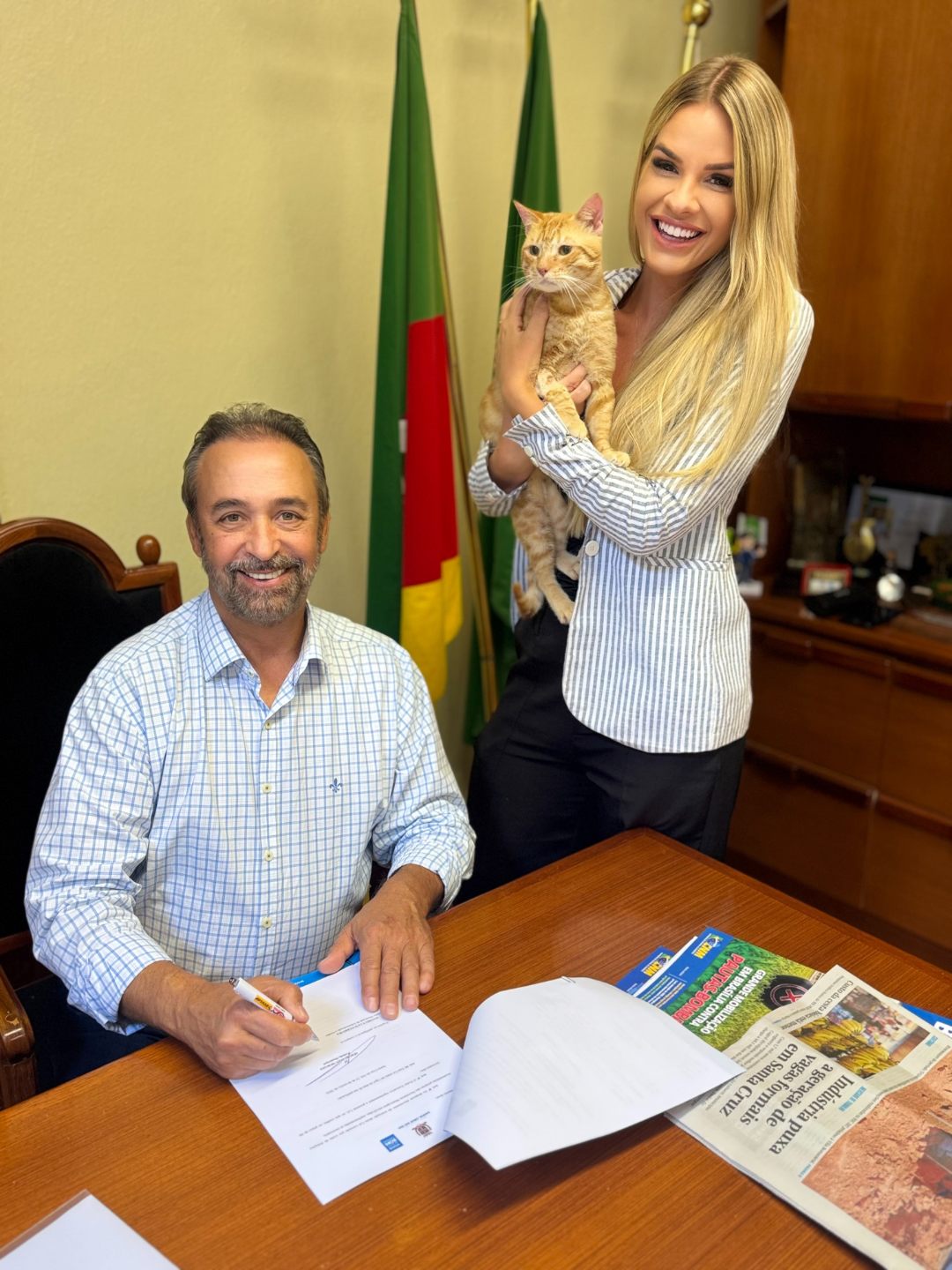 Bruna segurando um gato resgatado durante assinatura da criação da Secretaria de Bem-Estar Animal